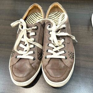 TAOS Freedom leather shoe, size 9.5 light taupe color